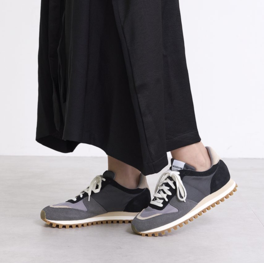 【50代スニーカー】なぜ人気？大人の服好きが選ぶ〈ノヴェスタ〉全モデル解説＆コーデ術
