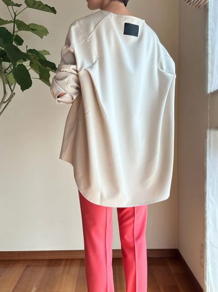 【エクラ 華組　岡部みわこさん】COGTHEBIGSMOKE×eclat 、エクラ別注：オート色の万能ストレッチブラウス