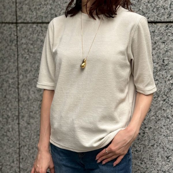 【50代の秋コーデ】1着で上品見え！この秋マストバイな「ベロアトップス」コーデ術