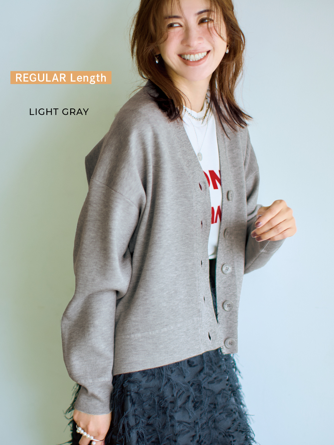 エムセブンデイズの【東原妙子さんコラボ】着丈が選べるVネックカーディガン（ レギュラー ）コーデ