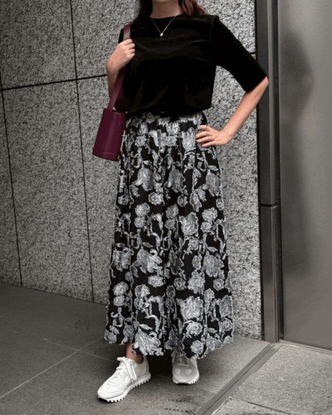 【50代の秋コーデ】1着で上品見え！この秋マストバイな「ベロアトップス」コーデ術