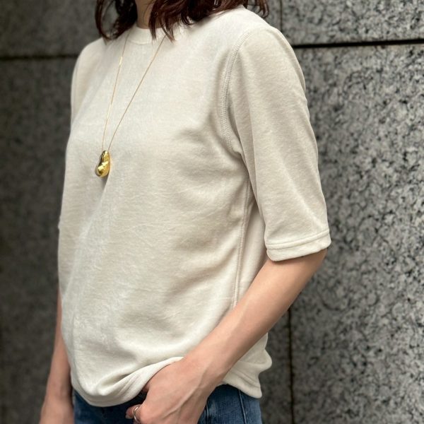 【50代の秋コーデ】1着で上品見え！この秋マストバイな「ベロアトップス」コーデ術