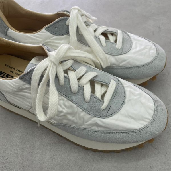 【50代スニーカー】なぜ人気？大人の服好きが選ぶ〈ノヴェスタ〉全モデル解説＆コーデ術