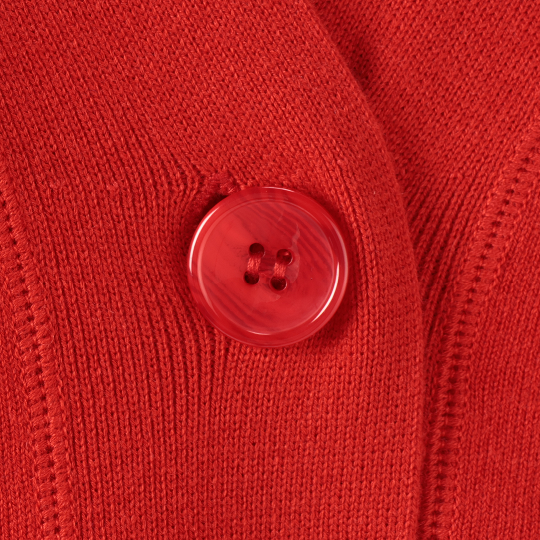 エムセブンデイズの【東原妙子さんコラボ】着丈が選べるVネックカーディガン（ ショート ） Close up!