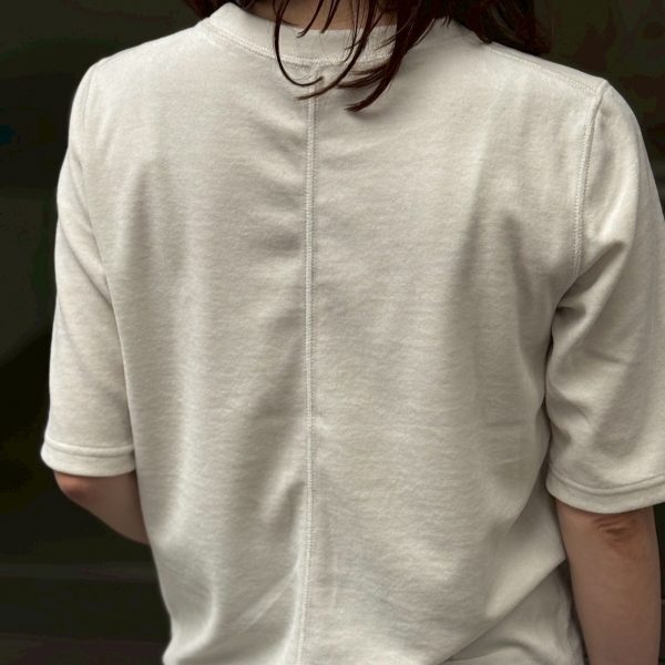 【50代の秋コーデ】1着で上品見え！この秋マストバイな「ベロアトップス」コーデ術