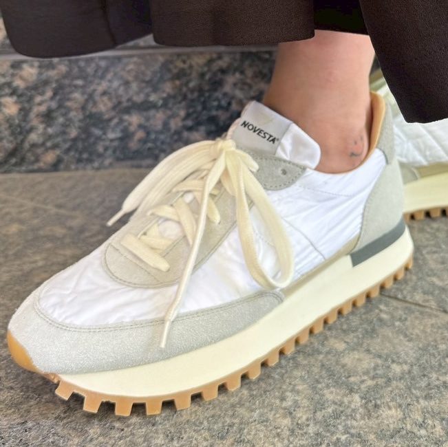 【50代スニーカー】なぜ人気？大人の服好きが選ぶ〈ノヴェスタ〉全モデル解説＆コーデ術