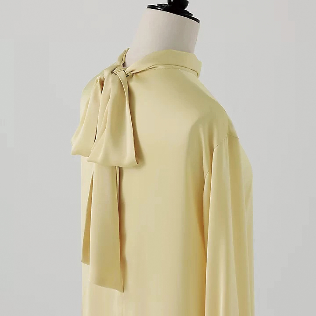 エムセブンデイズの2WAY艶ボウタイブラウスサブカット