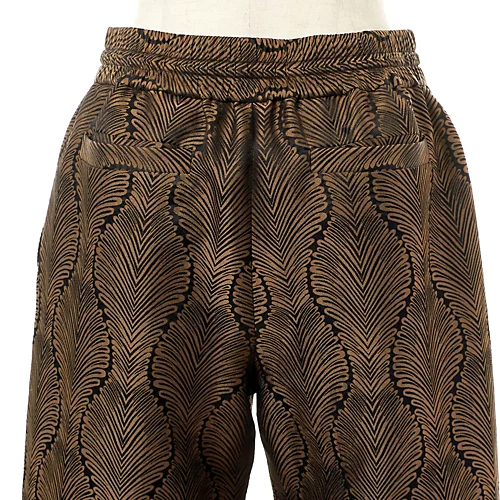 【50代ファッション】柄を味方に！徳原文子さんが提案する50代の華やぎコーデ éclat2025年11月号特集