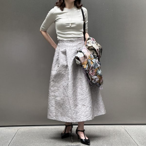 【50代スカートコーデ】品よく華やか。ホテルランチで着映えるきちんとコーデ