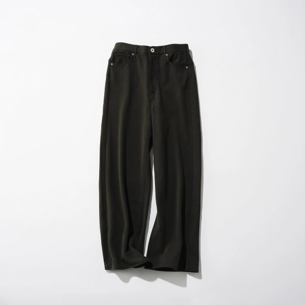 【50代の秋コーデ】1着で上品見え！この秋マストバイな「ベロアトップス」コーデ術