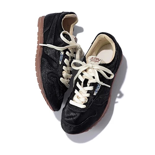 「モード顔」&「秋色」スニーカーで季節を先取り！