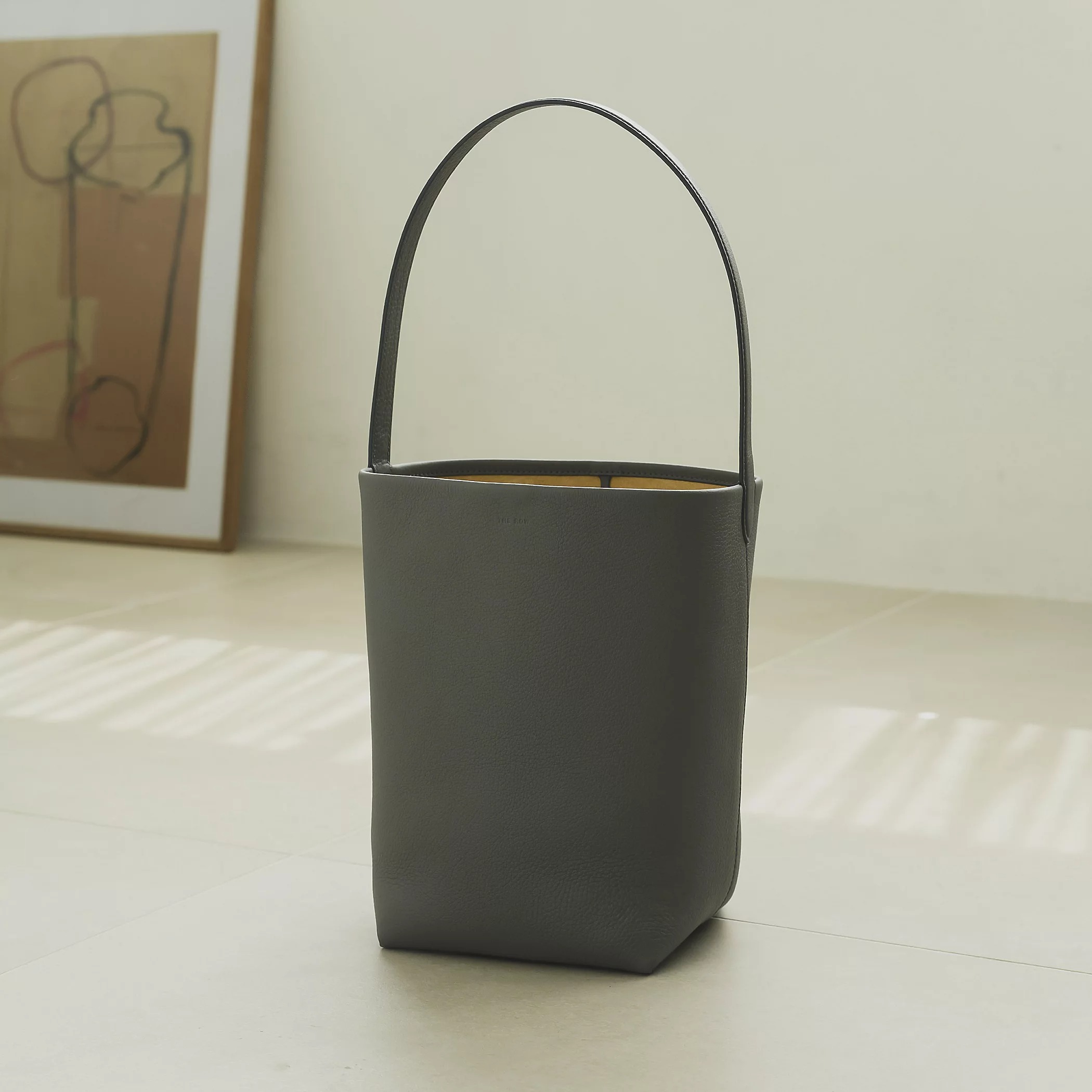 定番モデルの旬のブラウン系カラーも多数入荷！】「THE ROW」の人気