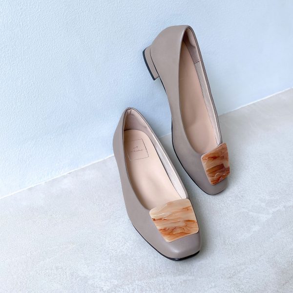 enchanted
【晴雨兼用】スクエアプレートモチーフパンプス
￥11,880