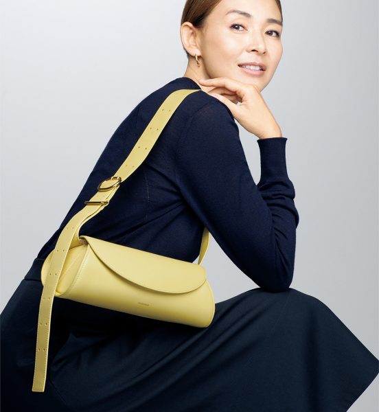 【50代 ファッション】気温10度に最適!大人の冬支度に｜華リュクスなアウター＆バッグ【HERNO・WOOLRICH】 éclat2025年12月号特集