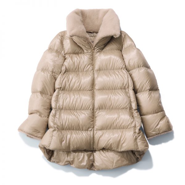 【50代 ファッション】気温10度に最適!大人の冬支度に｜華リュクスなアウター＆バッグ【HERNO・WOOLRICH】 éclat2025年12月号特集