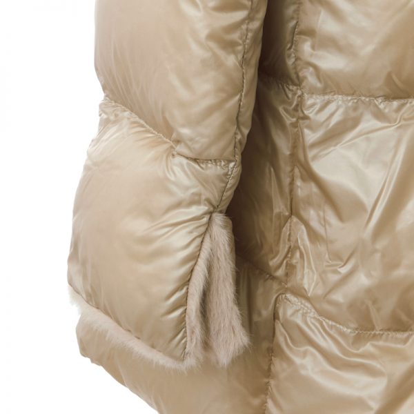 【50代 ファッション】気温10度に最適!大人の冬支度に｜華リュクスなアウター＆バッグ【HERNO・WOOLRICH】 éclat2025年12月号特集