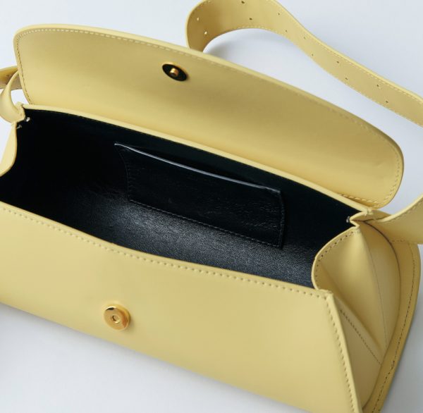 【50代 ファッション】気温10度に最適!大人の冬支度に｜華リュクスなアウター＆バッグ【HERNO・WOOLRICH】 éclat2025年12月号特集