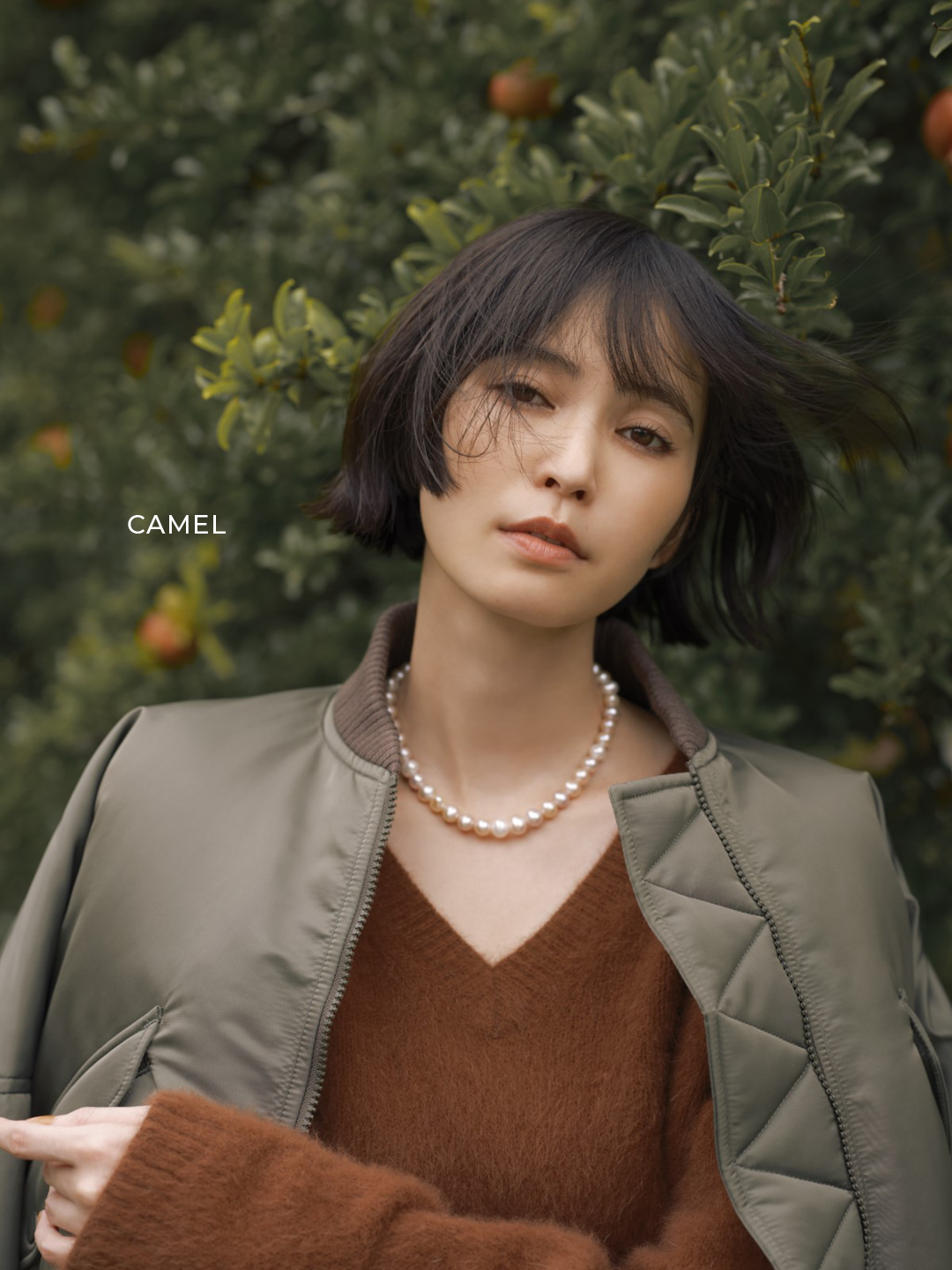 エムセブンデイズの【辻 直子さんコラボ】フォックスカシミアVネックニットコーデ2