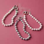 <span class="title">＼完売カラーが再入荷！！／「CADEAUX PLUS」のパールスマホストラップに注目！　Marisol12月号2025年特集</span>