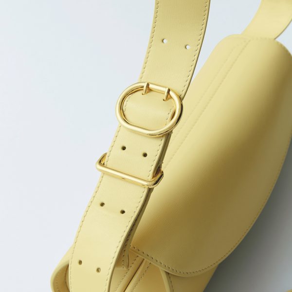 【50代 ファッション】気温10度に最適!大人の冬支度に｜華リュクスなアウター＆バッグ【HERNO・WOOLRICH】 éclat2025年12月号特集