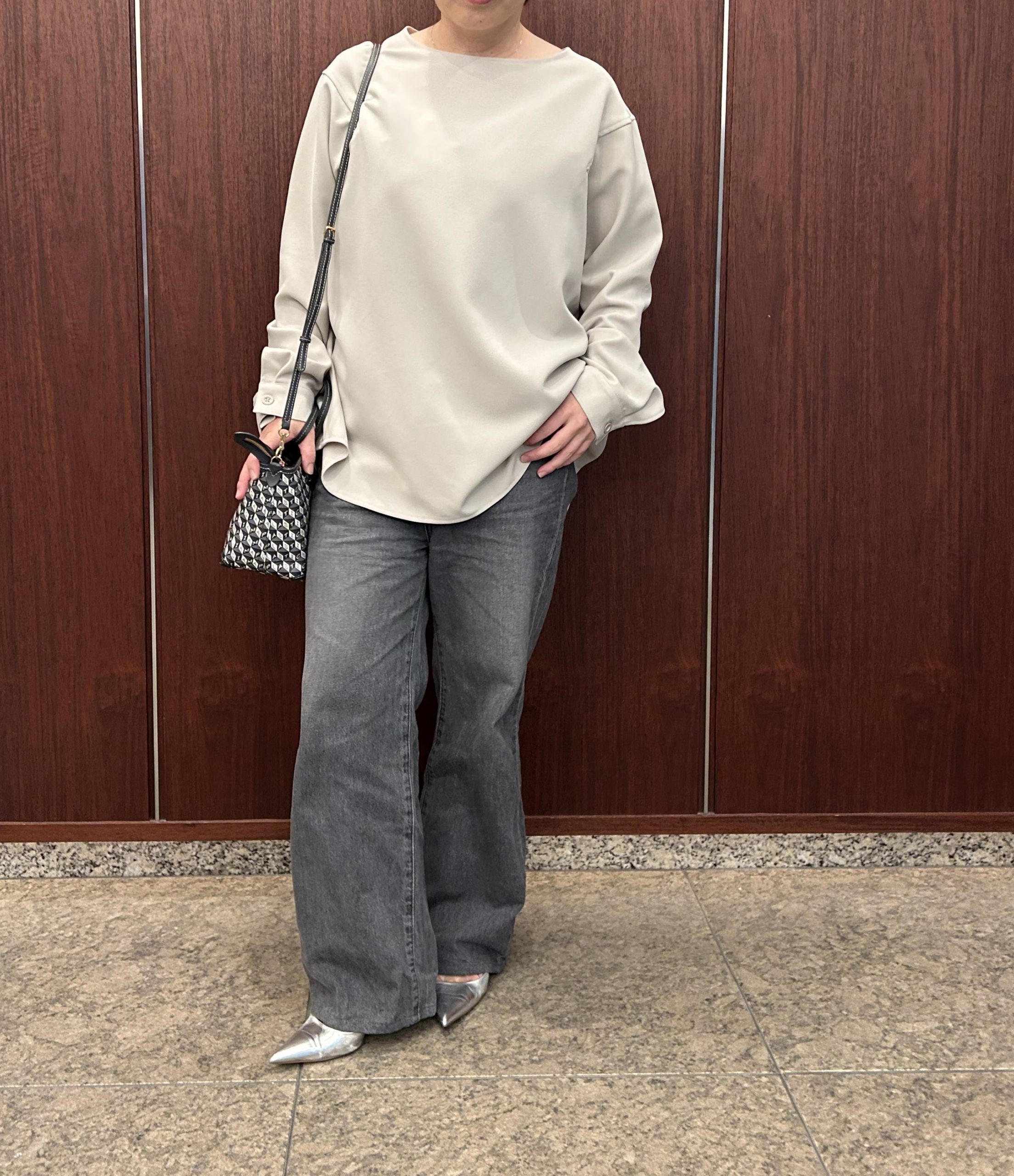 【50代ファッション】ハイパワーストレッチでノンストレスの着心地♪COGTHEBIGSMOKE×eclat 「ストレッチブラウス」