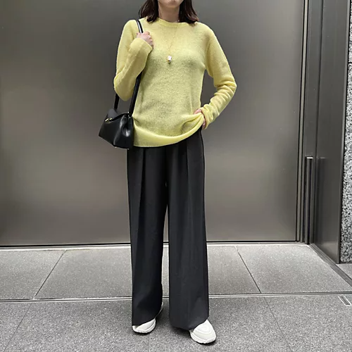 優雅なシアー感が心地いい薄手カシミヤニット