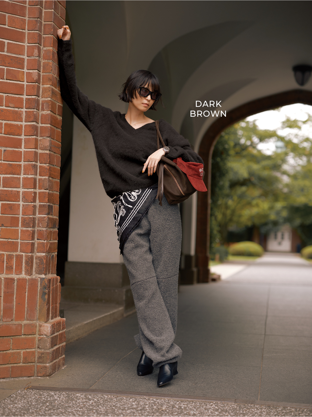 エムセブンデイズの【辻 直子さんコラボ】フォックスカシミアVネックニットコーデ6