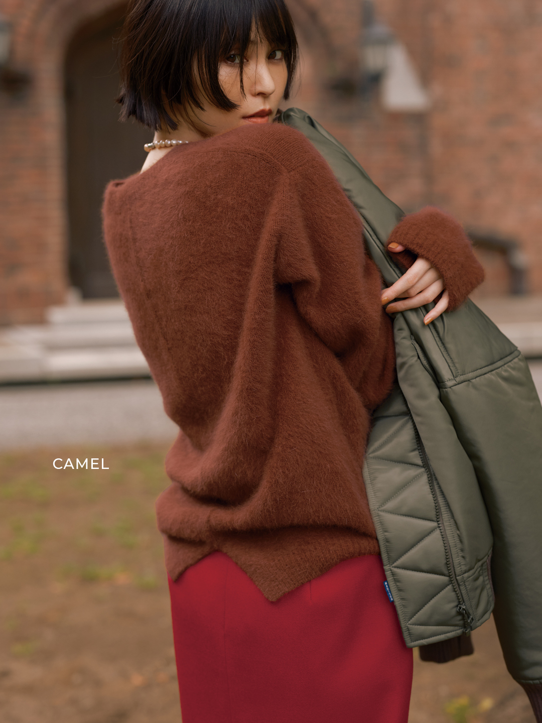 エムセブンデイズの【辻 直子さんコラボ】フォックスカシミアVネックニットコーデ