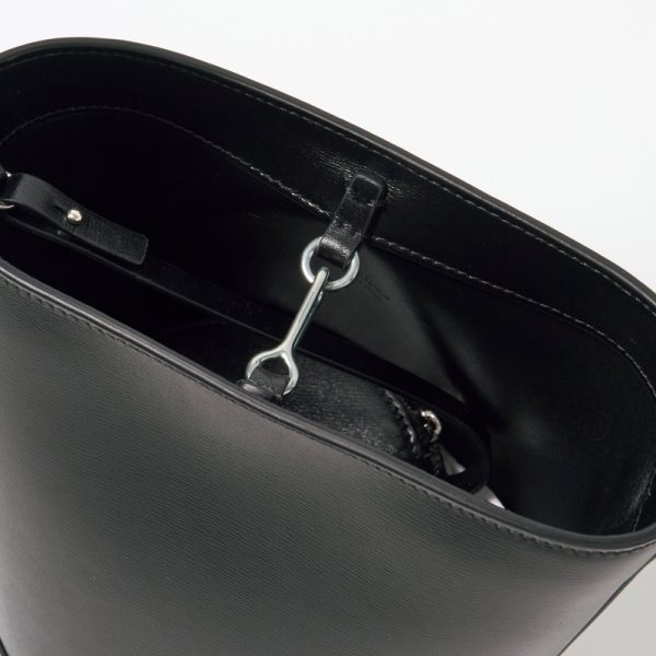 【50代 ファッション】気温10度に最適!大人の冬支度に｜華リュクスなアウター＆バッグ【HERNO・WOOLRICH】 éclat2025年12月号特集