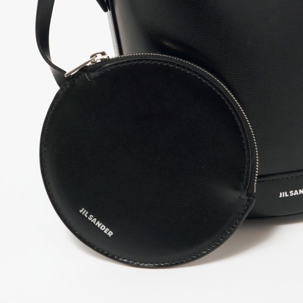 【50代 ファッション】気温10度に最適!大人の冬支度に｜華リュクスなアウター＆バッグ【HERNO・WOOLRICH】 éclat2025年12月号特集