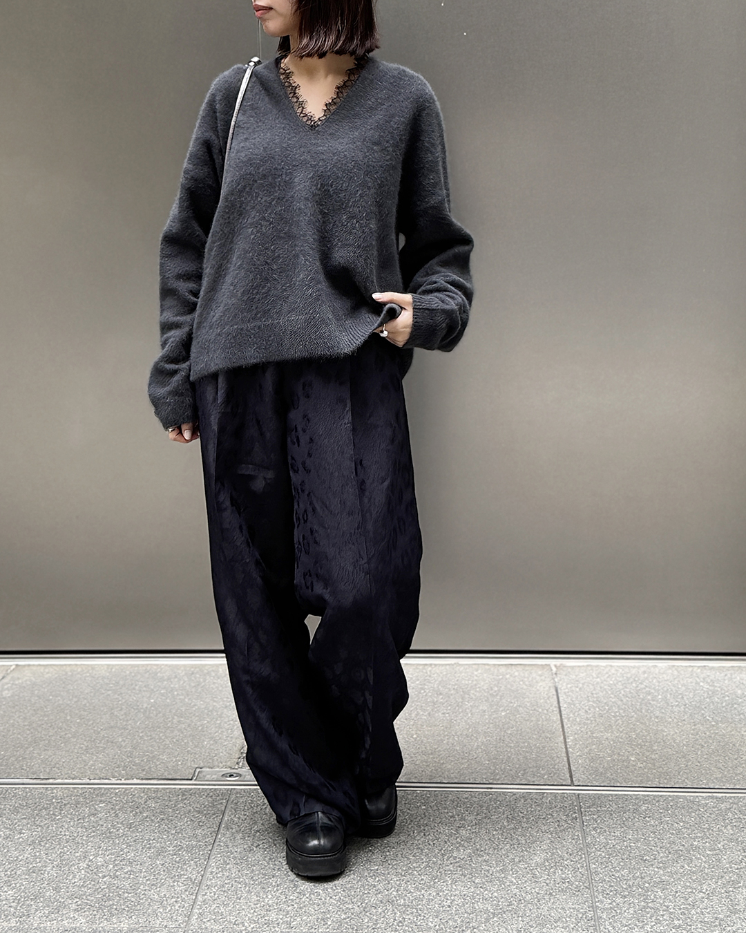 《Room no.8 for E by eclat》可憐さと品を両立。冬の主役“ヘアリーレースニット” 【50代ファッション】