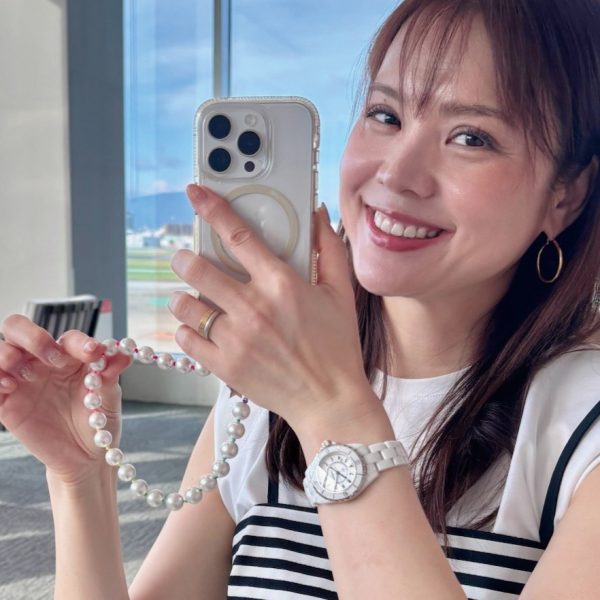 \完売カラーが再入荷!!/「CADEAUX PLUS」のパールスマホストラップに注目! Marisol12月号2025年特集