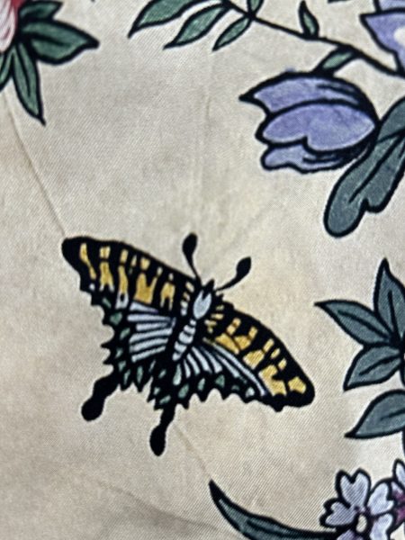 独創的な色柄が芸術作品のようなストール 「ピエール・ルイ・マシア・シルクストール」【50代ファッション】