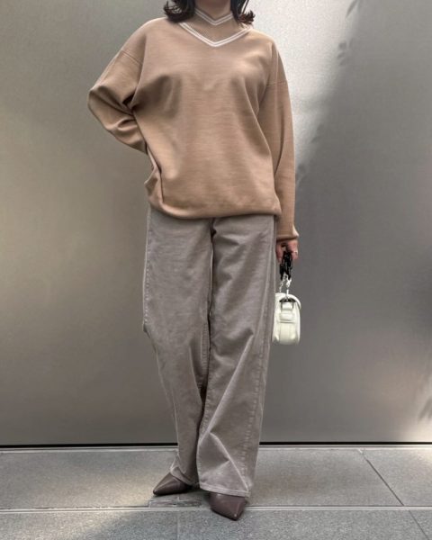 【50代パンツ】履くだけで旬の着こなしに。【レッドカード トーキョー】の「きれいめコーデュロイパンツ」