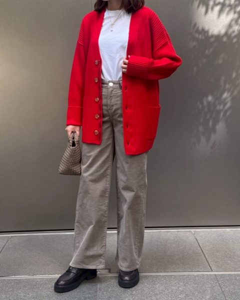 【50代パンツ】履くだけで旬の着こなしに。【レッドカード トーキョー】の「きれいめコーデュロイパンツ」