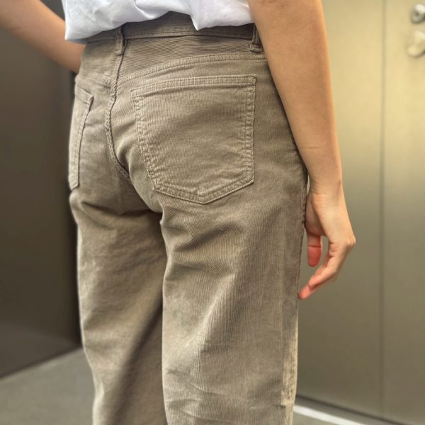 【50代パンツ】履くだけで旬の着こなしに。【レッドカード トーキョー】の「きれいめコーデュロイパンツ」