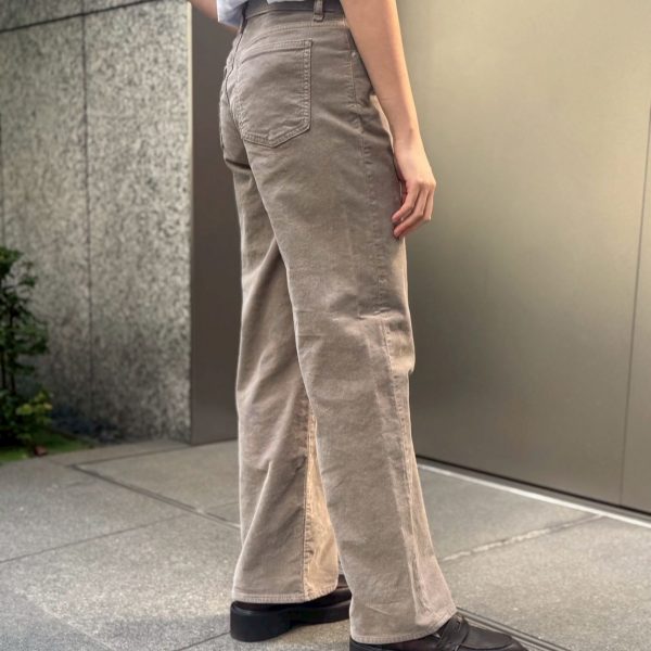 【50代パンツ】履くだけで旬の着こなしに。【レッドカード トーキョー】の「きれいめコーデュロイパンツ」