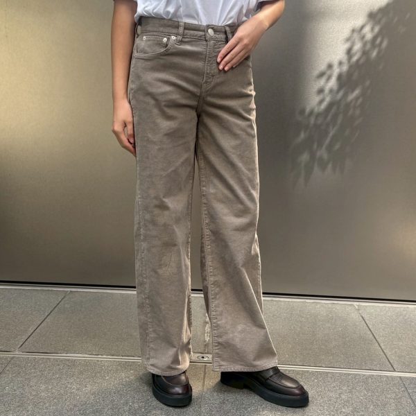 【50代パンツ】履くだけで旬の着こなしに。【レッドカード トーキョー】の「きれいめコーデュロイパンツ」