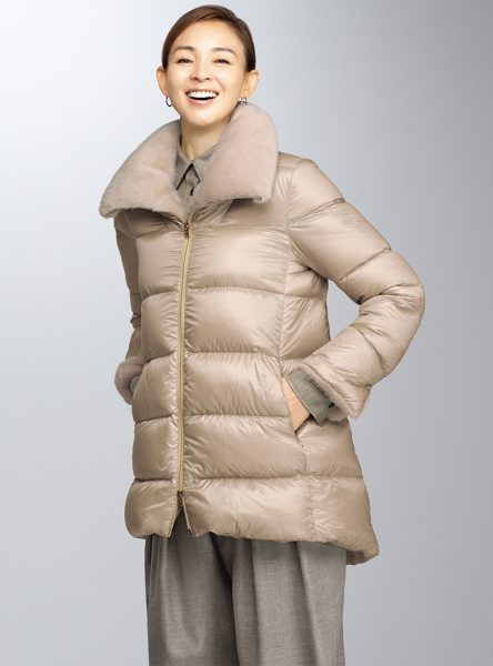 【50代 ファッション】気温10度に最適!大人の冬支度に｜華リュクスなアウター＆バッグ【HERNO・WOOLRICH】 éclat2025年12月号特集