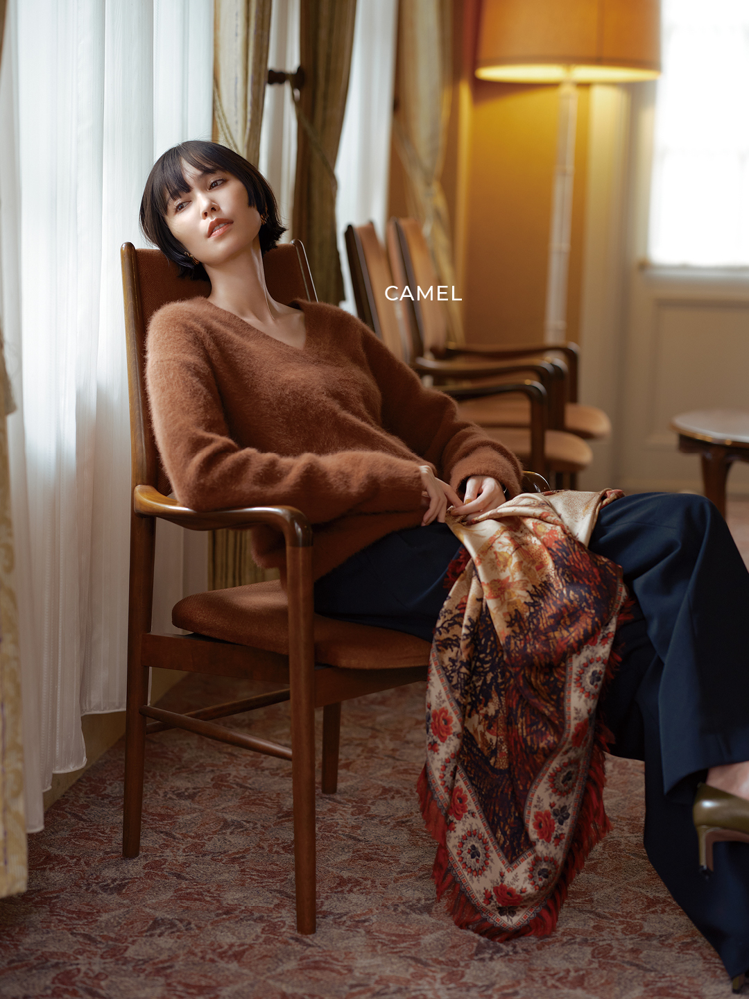 エムセブンデイズの【辻 直子さんコラボ】フォックスカシミアVネックニットコーデ3