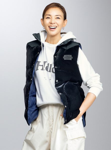 【50代 ファッション】気温10度に最適!大人の冬支度に｜華リュクスなアウター＆バッグ【HERNO・WOOLRICH】 éclat2025年12月号特集