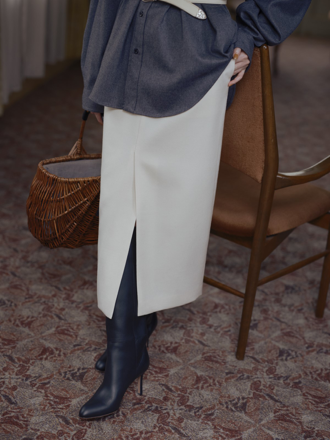 エムセブンデイズの【辻 直子さんコラボ】フロントスリットIラインスカートコーデ2