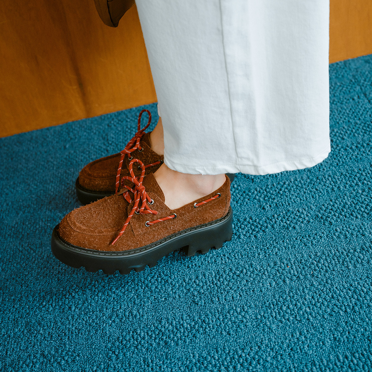 BIBI LOUスウェードデッキシューズ