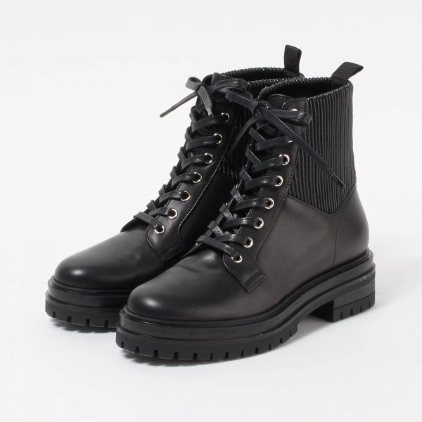 Gianvito Rossi

レースアップコンバットブーツ

￥178,200