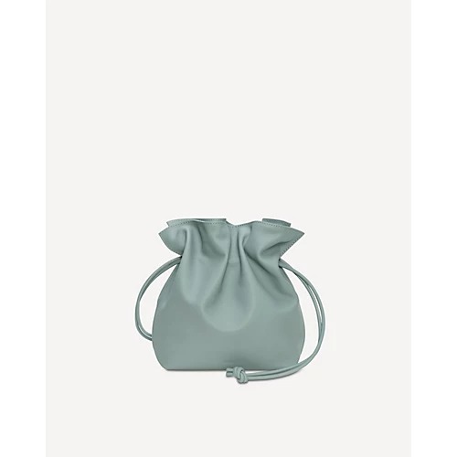 軽くてあったか♡「映えアウター」を手に入れる