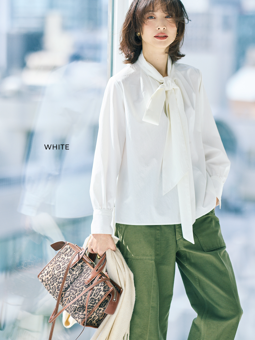 エムセブンデイズのハリ感ボウタイブラウスコーデ