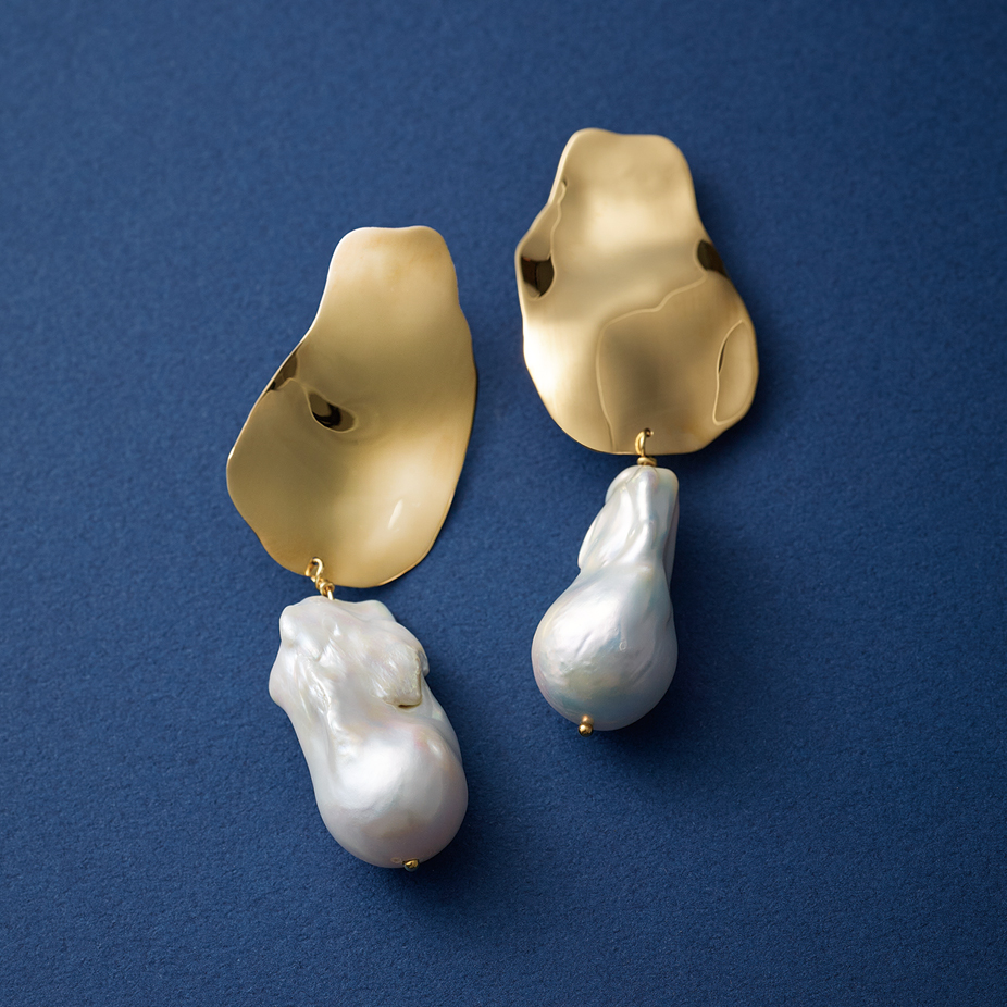 マージのBaroque pearl drop earrings
