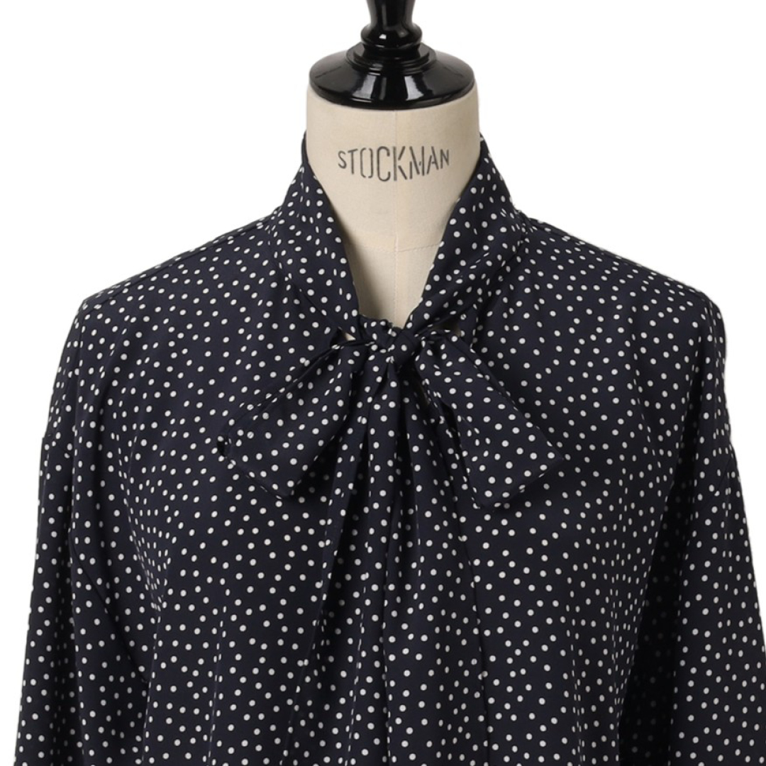 エムセブンデイズの【とろみ素材】エレガントドット柄ボウタイブラウスZOOM!