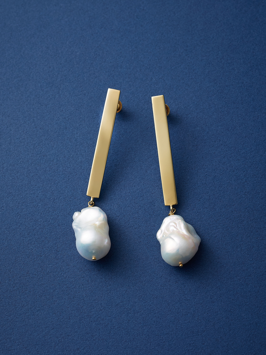 マージのBaroque pearl stick earrings