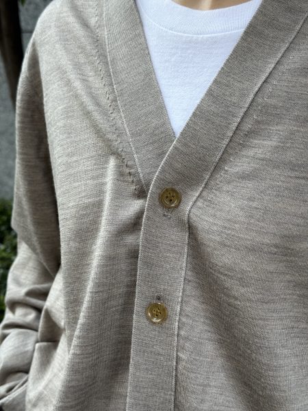 UMEDA
16GG V NECK CARDIGAN
￥39,600